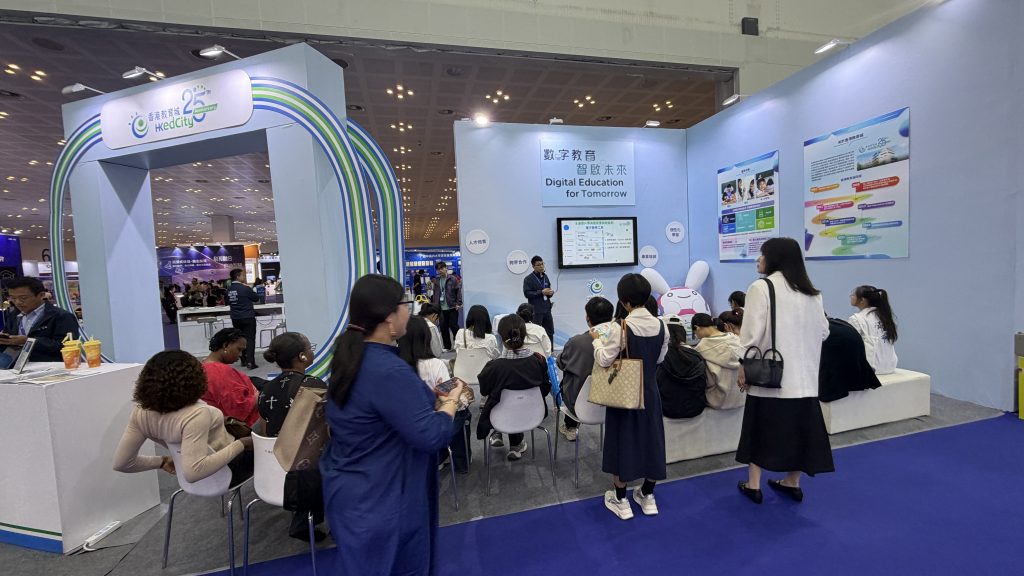 大批內地教師駐足教城展區了教城業務。