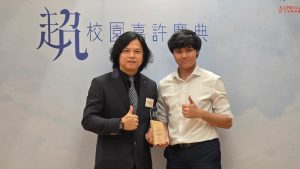 蕭謙偉副校長(左)曾為不少學生進行生涯輔導,很高興看到學生找到目標和夢想。