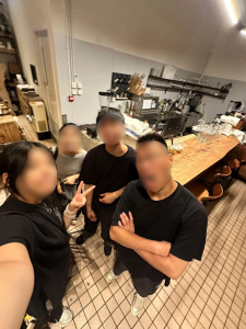 家希實習完成後與同事合照,並將任職兼職咖啡師。